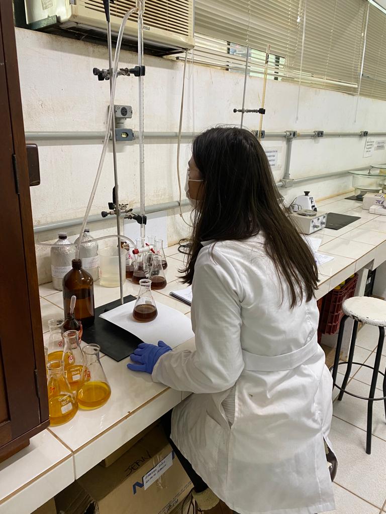 técnico de laboratorio analizando muestras de suelo