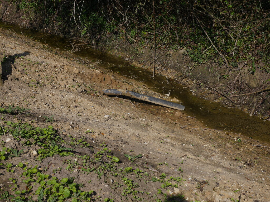 Desagüe de una tubería de drenaje de campo que evacua el exceso de agua de tierras agrícolas