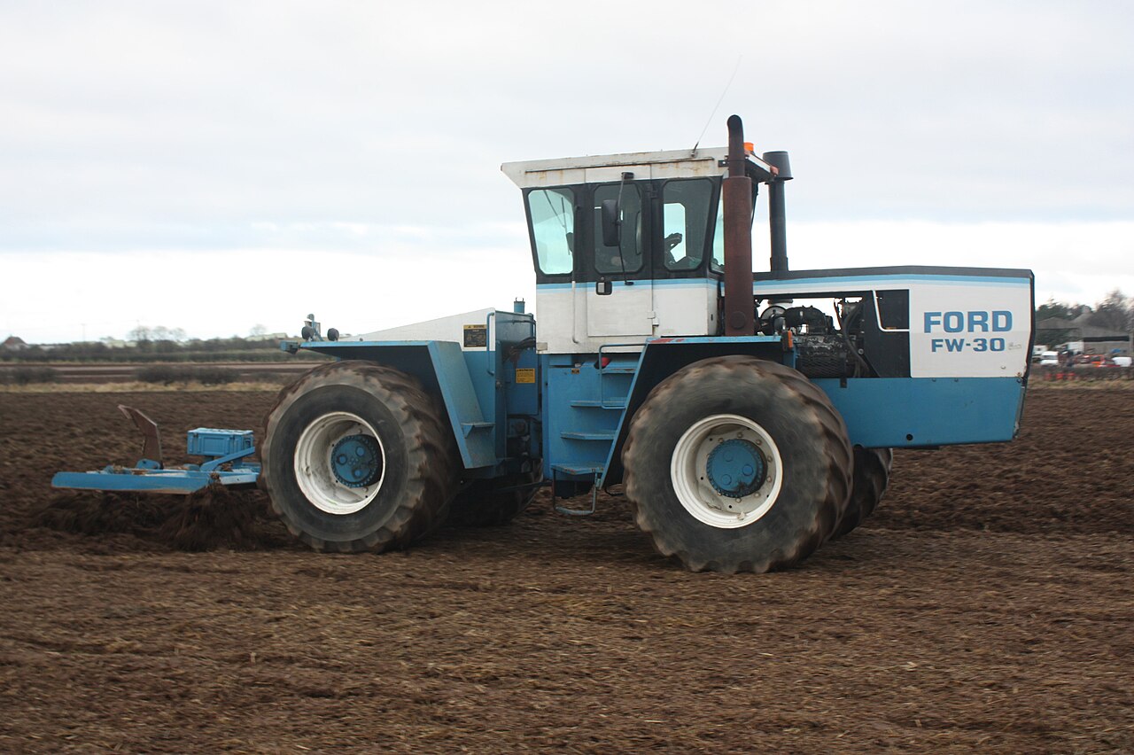 Tractor arrastra un subsolador para soltado profundo del suelo sin volteo