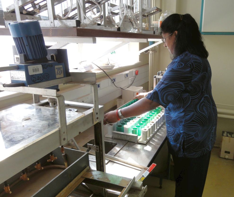 Equipo de análisis de suelo en laboratorio