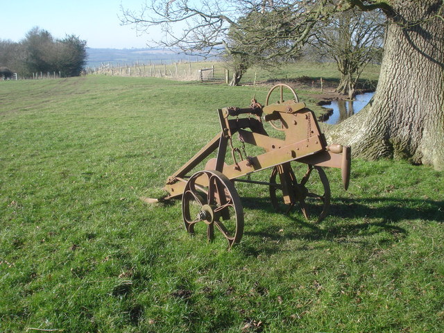 Arado para drenaje mole (mole plough) — arado arrastrado que crea canales de drenaje subterráneo en el suelo