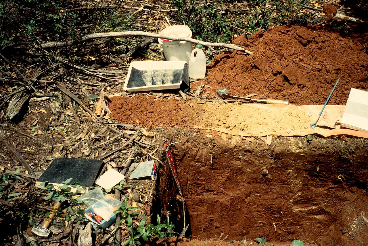 Toma de muestras de suelo y equipo de campo para análisis