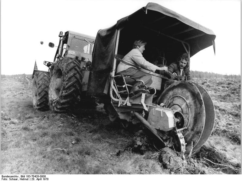 tractor plantando plántulas