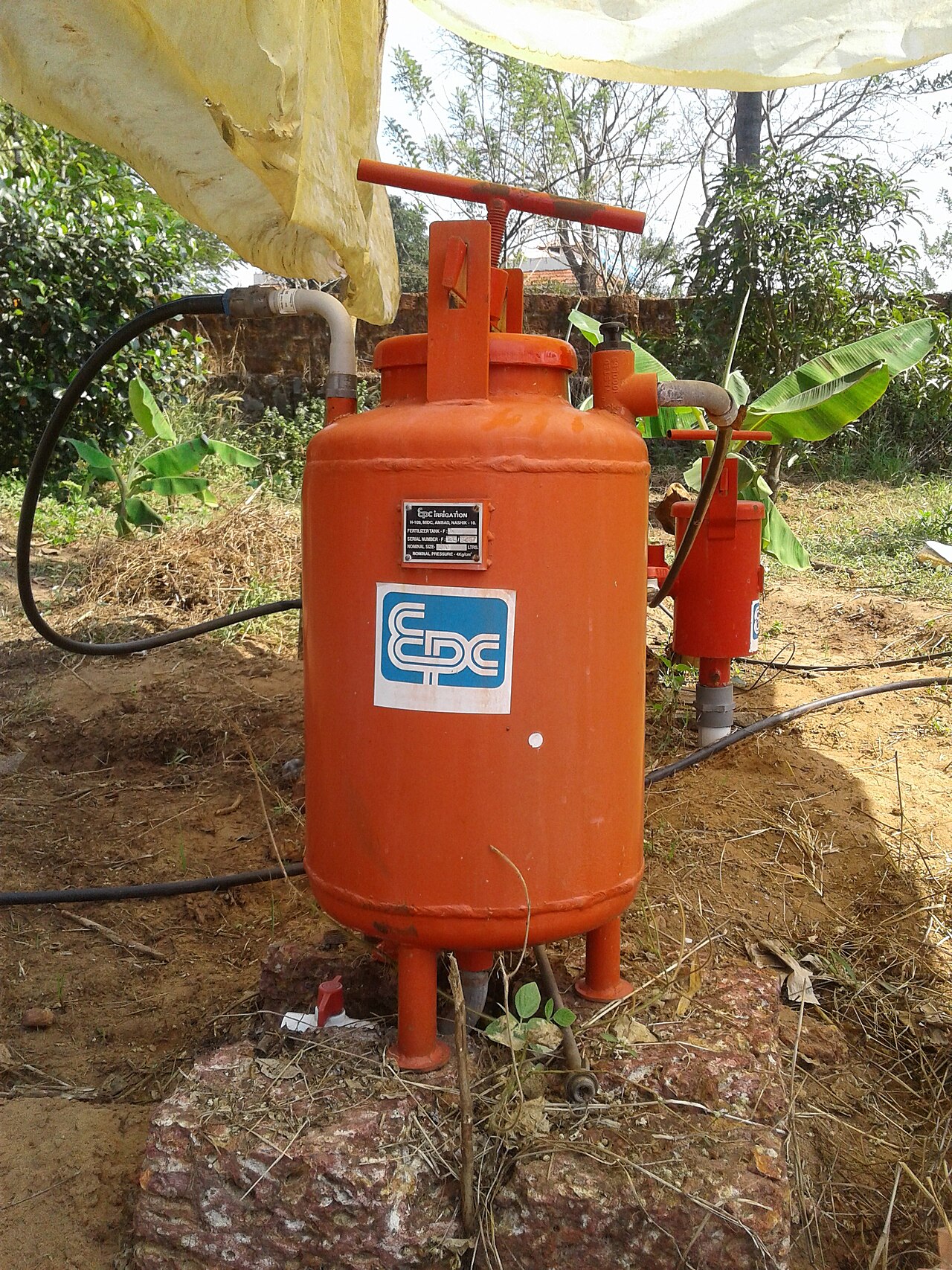tanque de presión naranja para riego