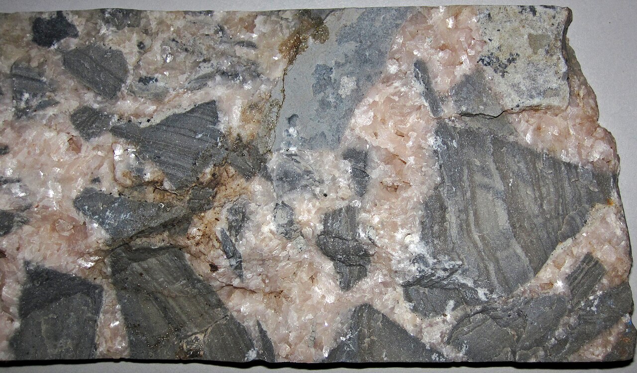 Dolomita (carbonato de calcio-magnesio) — materia prima para la cal dolomítica que simultáneamente eleva el pH del suelo e introduce magnesio