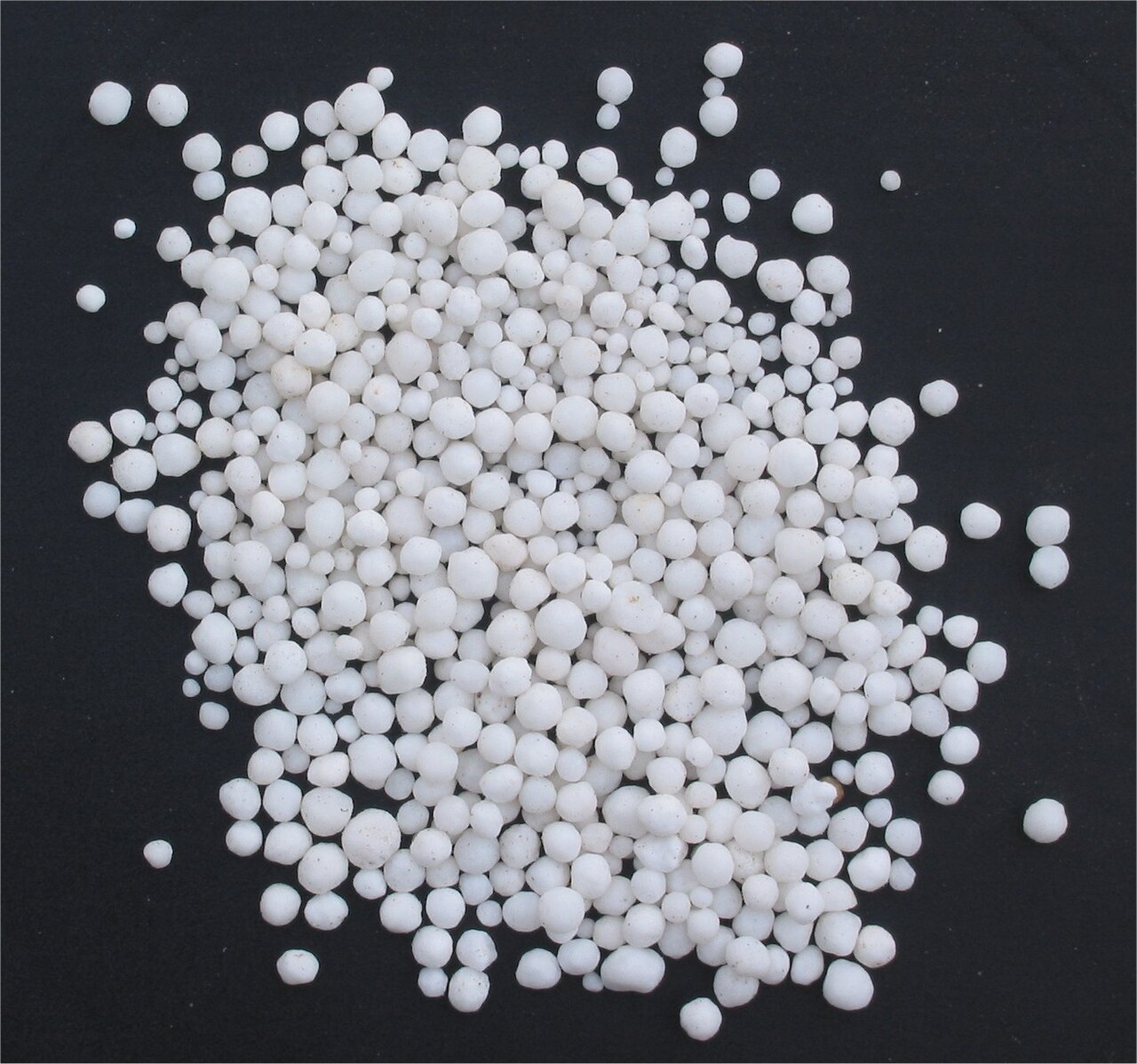 Nitrato cálcico amónico (KAN, 27 % N) — fertilizante nitrogenado típico para la fertilización de apoyo primaveral del avellano