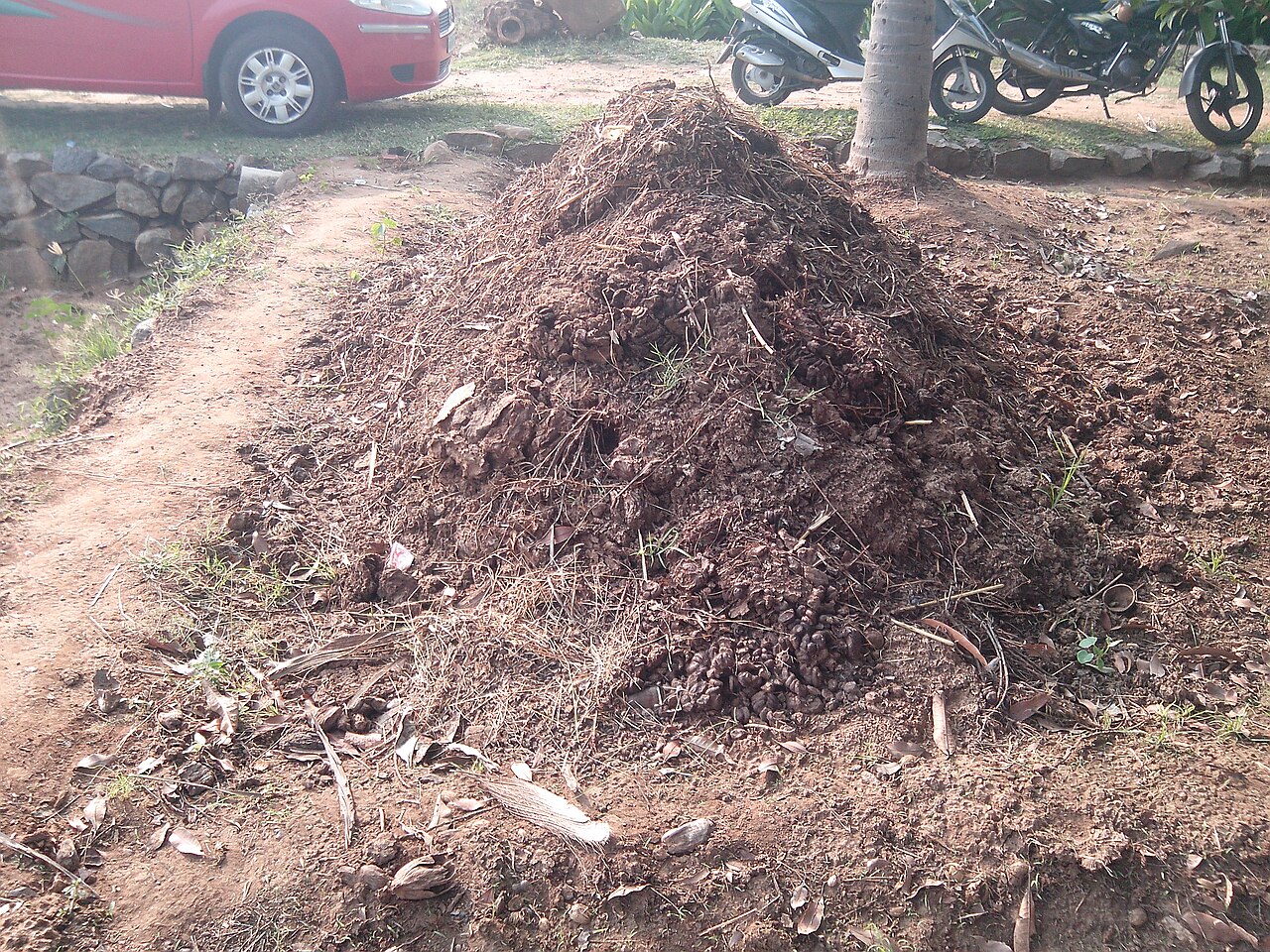 Pila de fertilizante compost orgánico