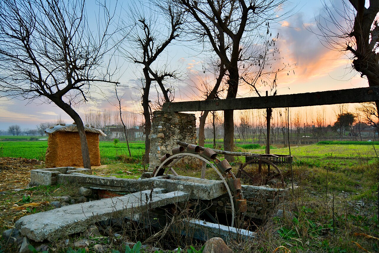 Pozo como fuente de agua para el riego de los campos circundantes