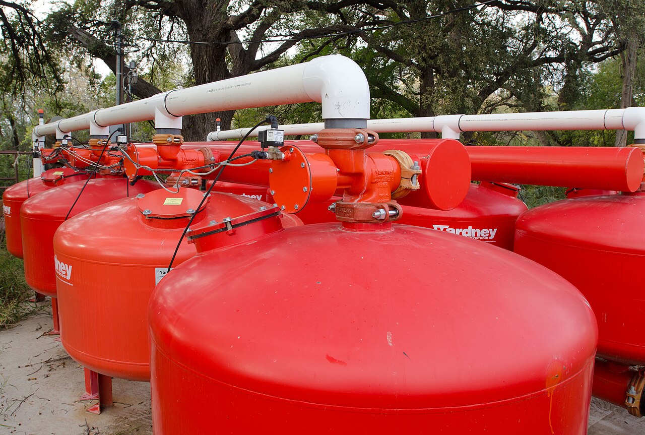 Tanques de filtro de riego rojos