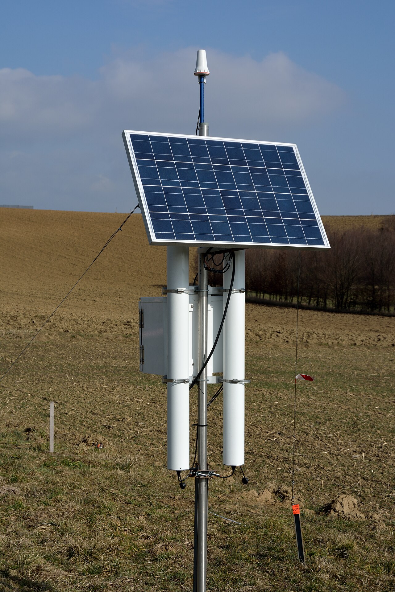 Sensor de medición de humedad del suelo en el campo