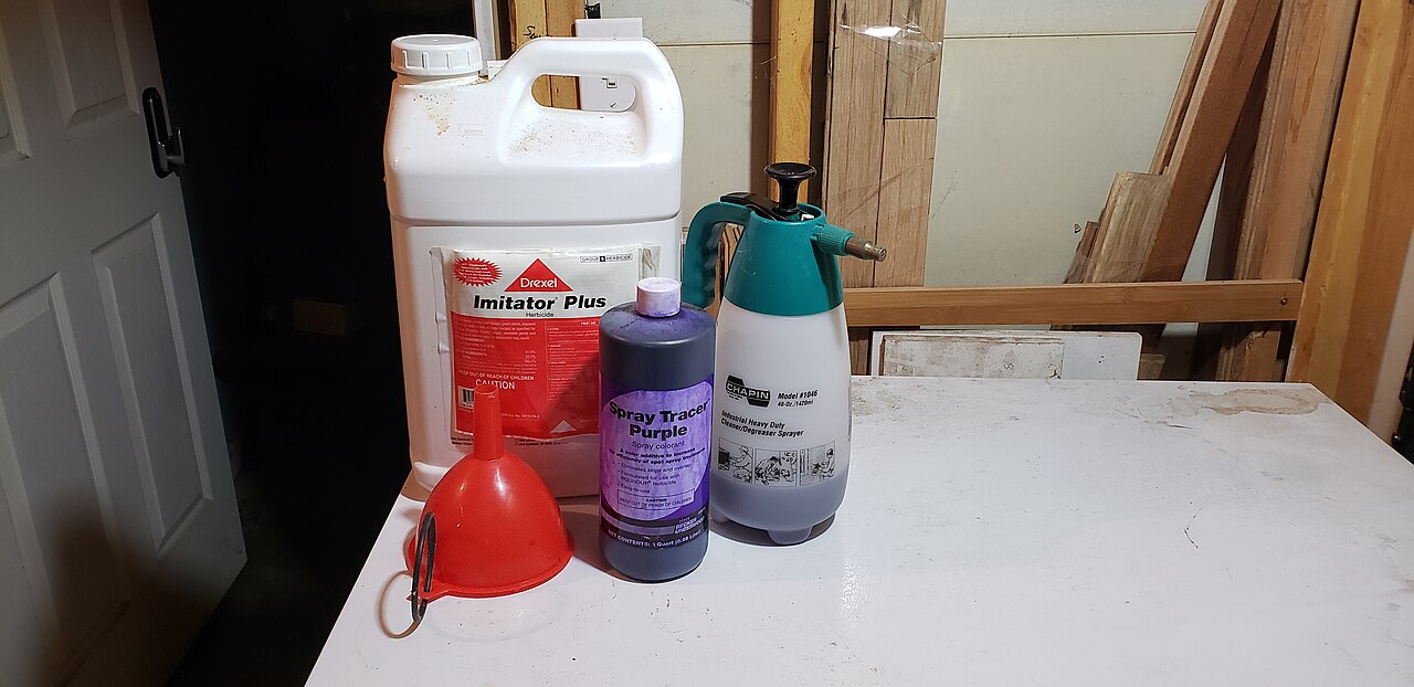 Rociador con solución de herbicida a base de glifosato preparado para su aplicación