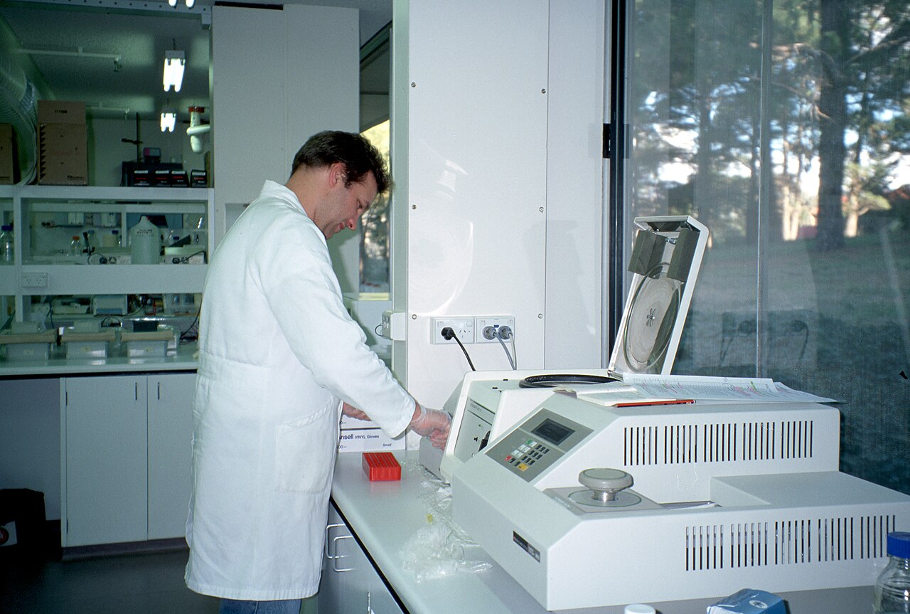 Equipo de reacción en cadena de la polimerasa (PCR) en un laboratorio genético; confirmación molecular del patógeno