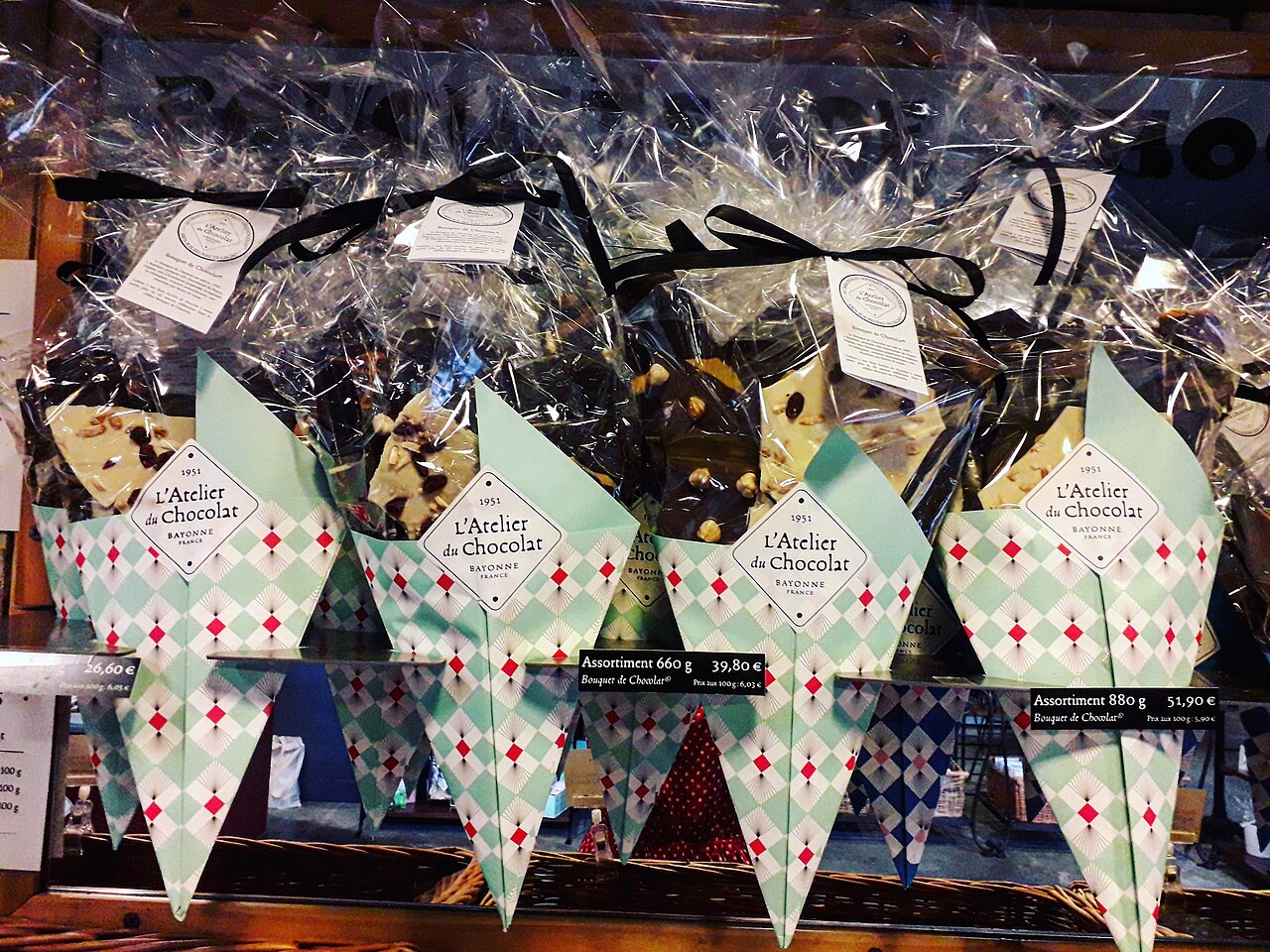 Cajas de regalo con surtido de chocolate y avellana