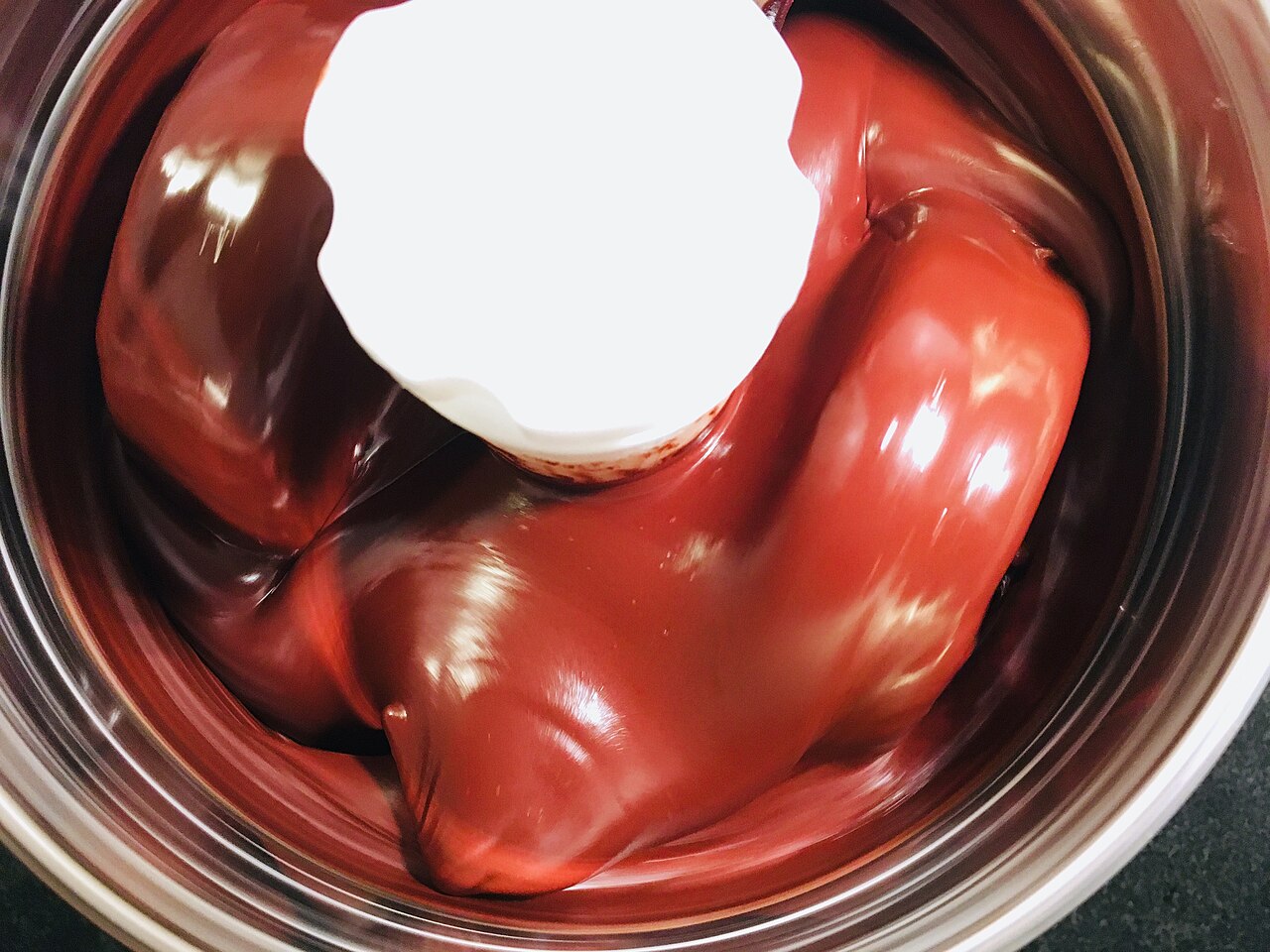Refinado de la masa de chocolate hasta lograr una textura suave