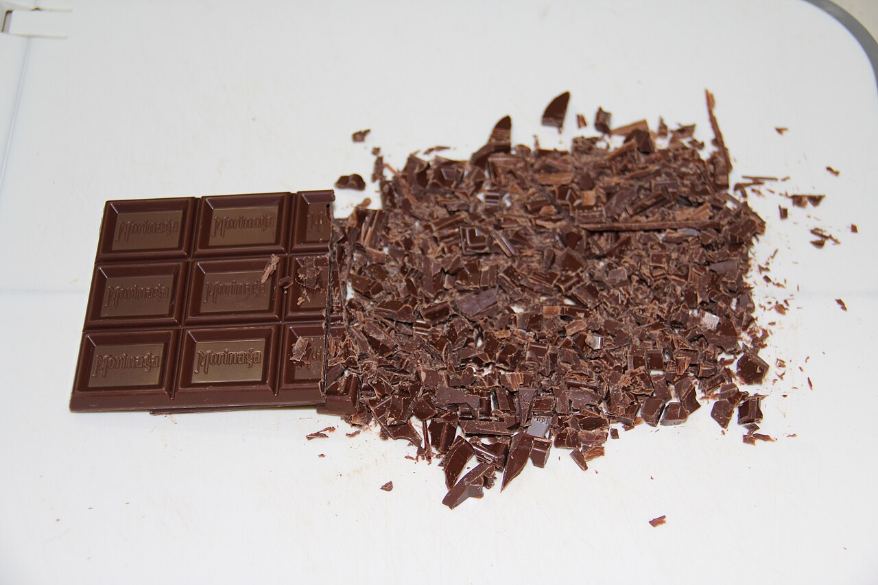 Templado de chocolate sobre una placa de trabajo fría