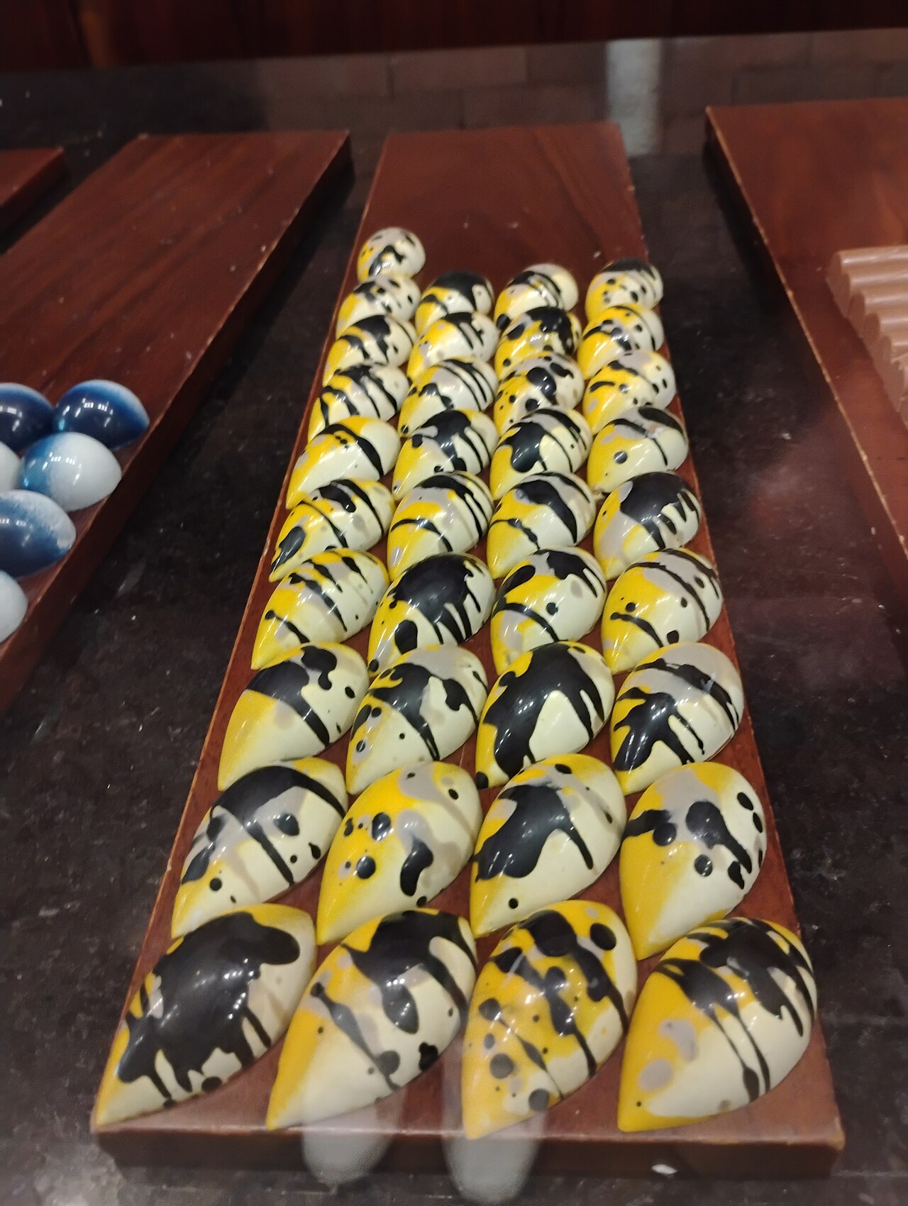 pralinés de chocolate con avellana decorados