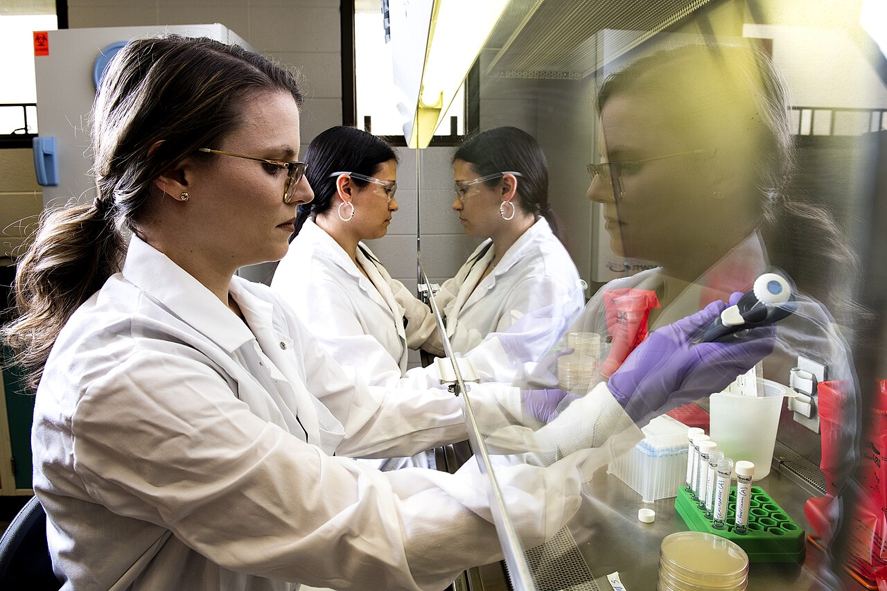 Científicos trabajando en laboratorio