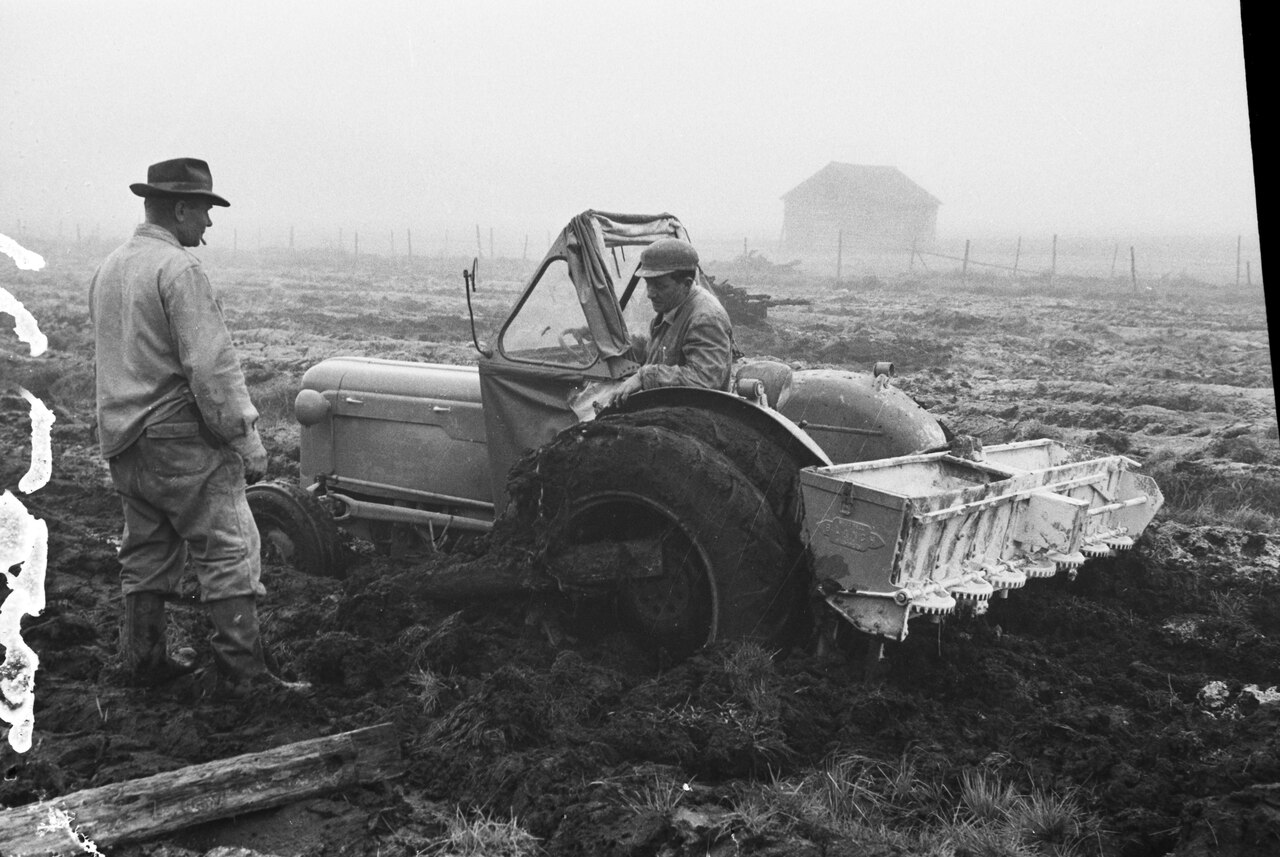 Tractor con esparcidora de fertilizante mineral en el campo