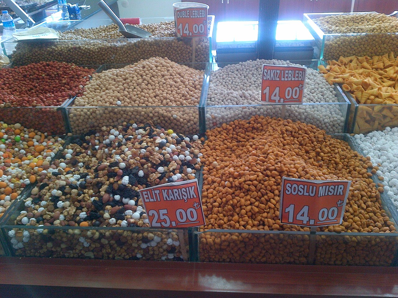 avellanas a granel en cajas de mercado