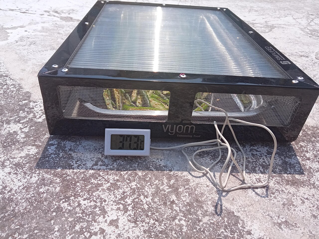 Secador solar de alimentos con pantalla de temperatura