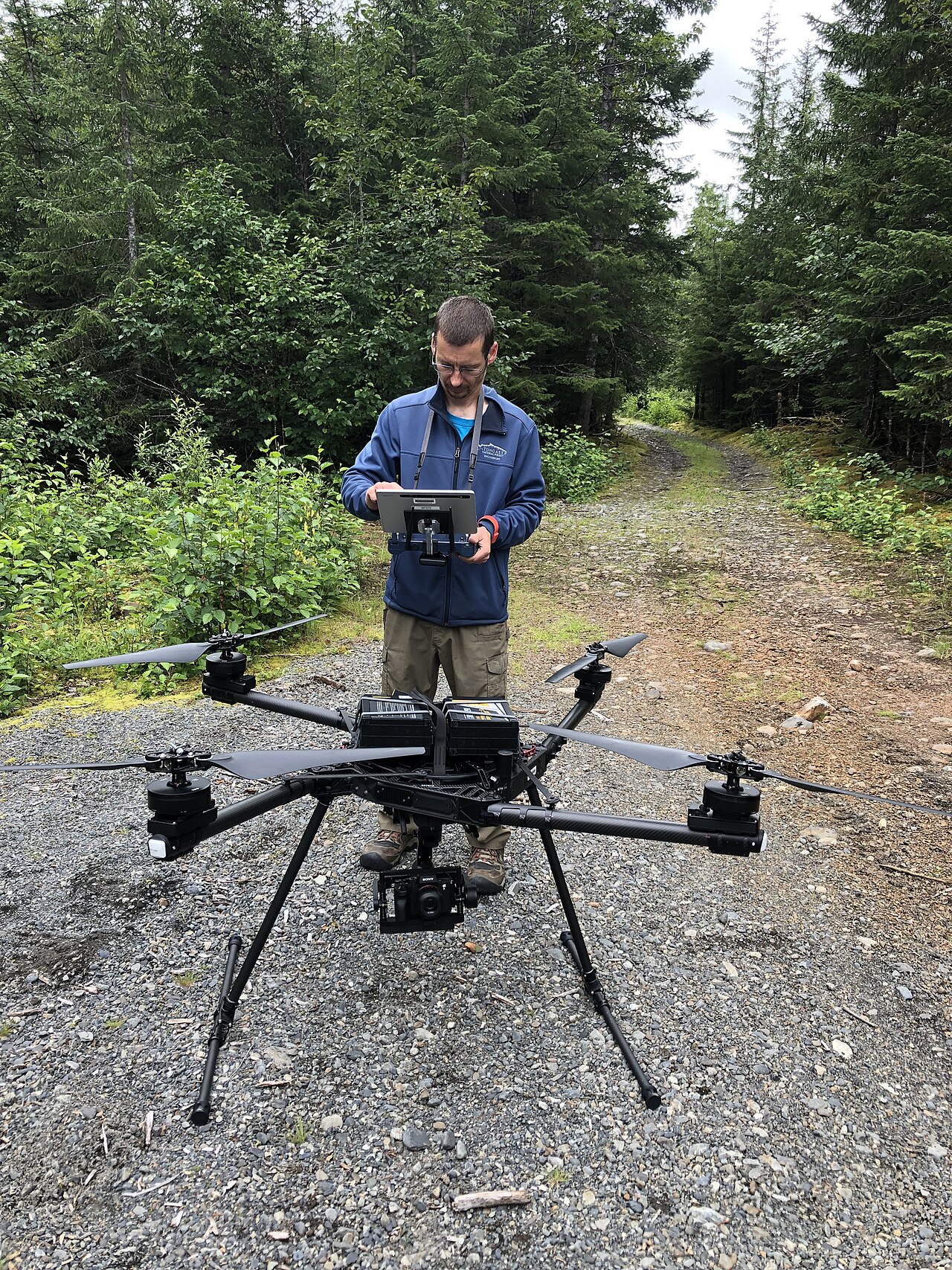 agricultor operando un dron en la plantación